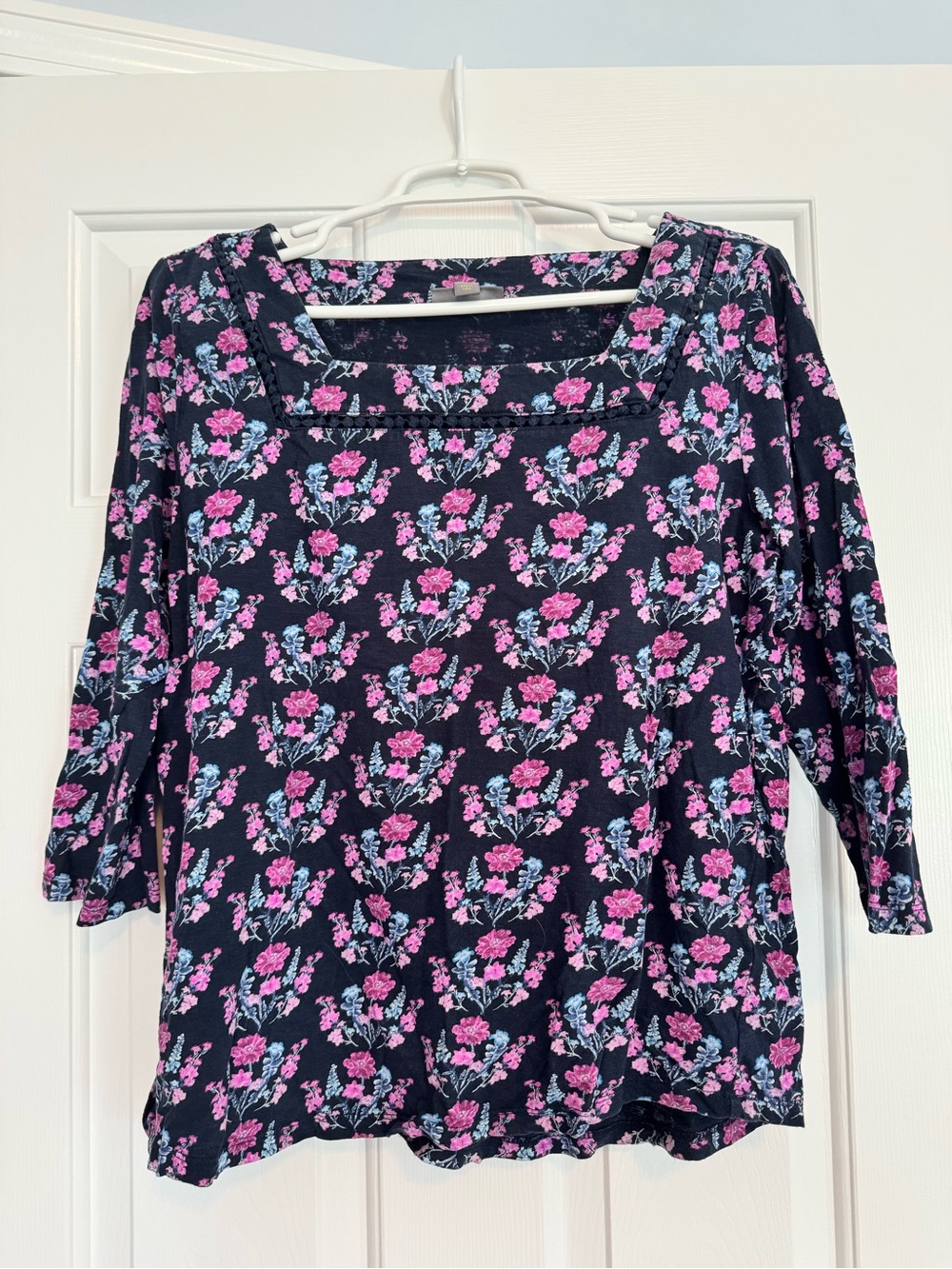 Style & Co Size largeWomen’s Floral Scoop Neck Top - Navy with Pink Flowers